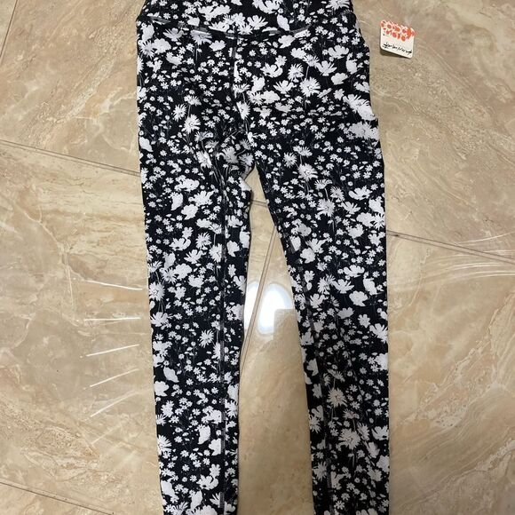 NWT Ā FreeāPeople Printed Lose Control Wrap Leggings / Floral size XSā
NWT - Picture 6 of 9